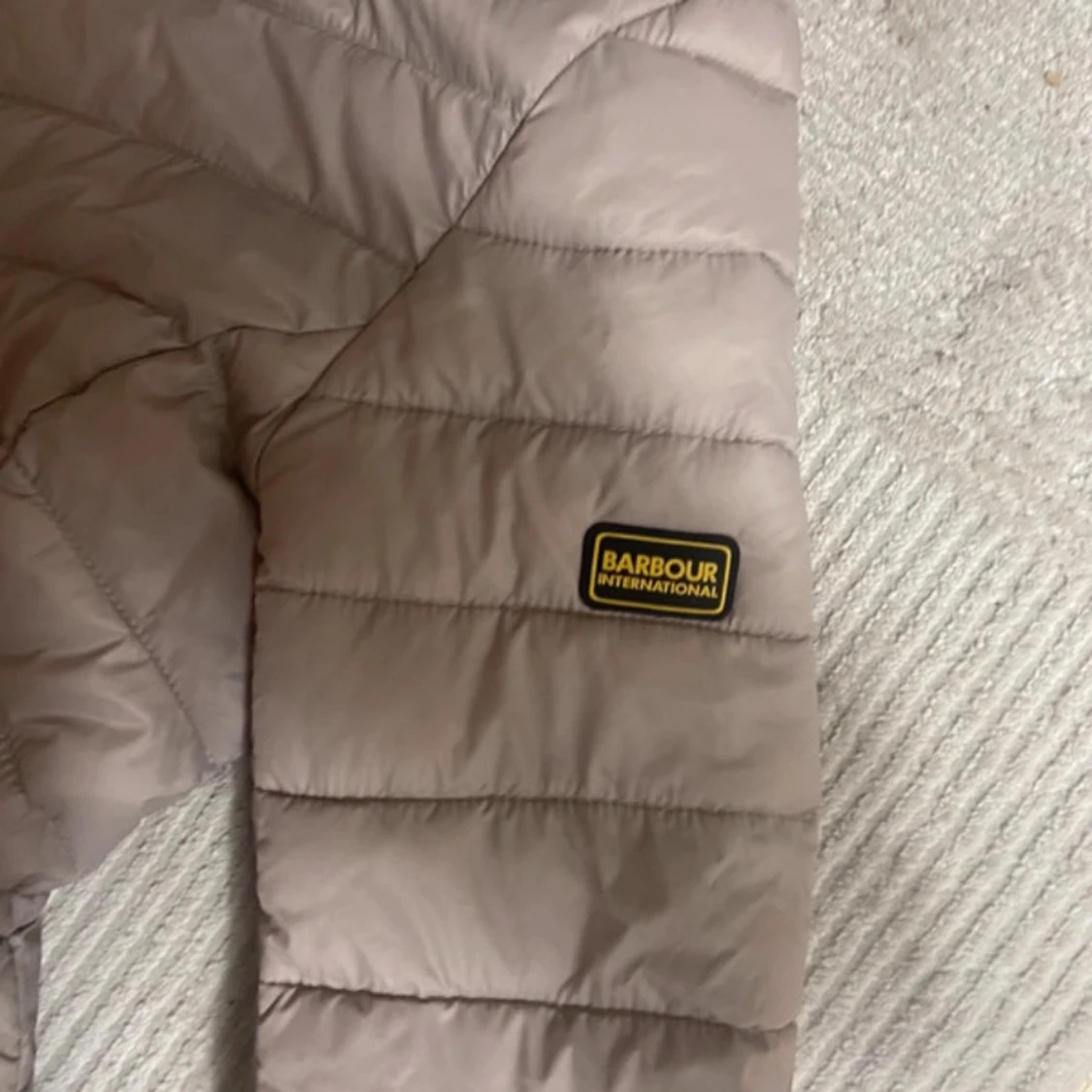 Beige quiltad jacka från Barbour - 1