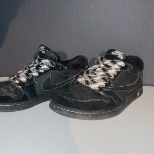 Travis scott black phantom skor  - Svarta traviscott black phantom. Har haft dessa skorna ett bra tag. Men jag använder inte dem då de är för små och inte min stil. Ingen aning va de är värda för de står typ ingen stans men eftersom de blev släppta 2022 nån gång på ett dropp så tror jag de är värda en del. Har aldrig sätt någon Annan bruka sånna. Skorna ger iaf många komplimanger och blickar. De har stått på en hylla i drygt ett år och samlat dam. Jag har inte orkat tvätta dem. Och de är damiga. Skriv om du har frågor mm.