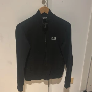 Svart tröja från EA7 - Svart Armani zip köpt för ca1 år sedan, storlek S sitter som den ska, Okej skick men man märker den inte är ny. säljer pga liten storlek