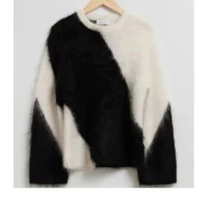 Svart och vit fluffig tröja från Maison Martin Margiela - Säljer en unik svart och vit fluffig tröja från Maison Martin Margiela. Tröjan har ett iögonfallande diagonalt mönster och långa ärmar. Perfekt för att hålla sig varm och stilren under kyliga dagar.SLUTSÅLD!!!