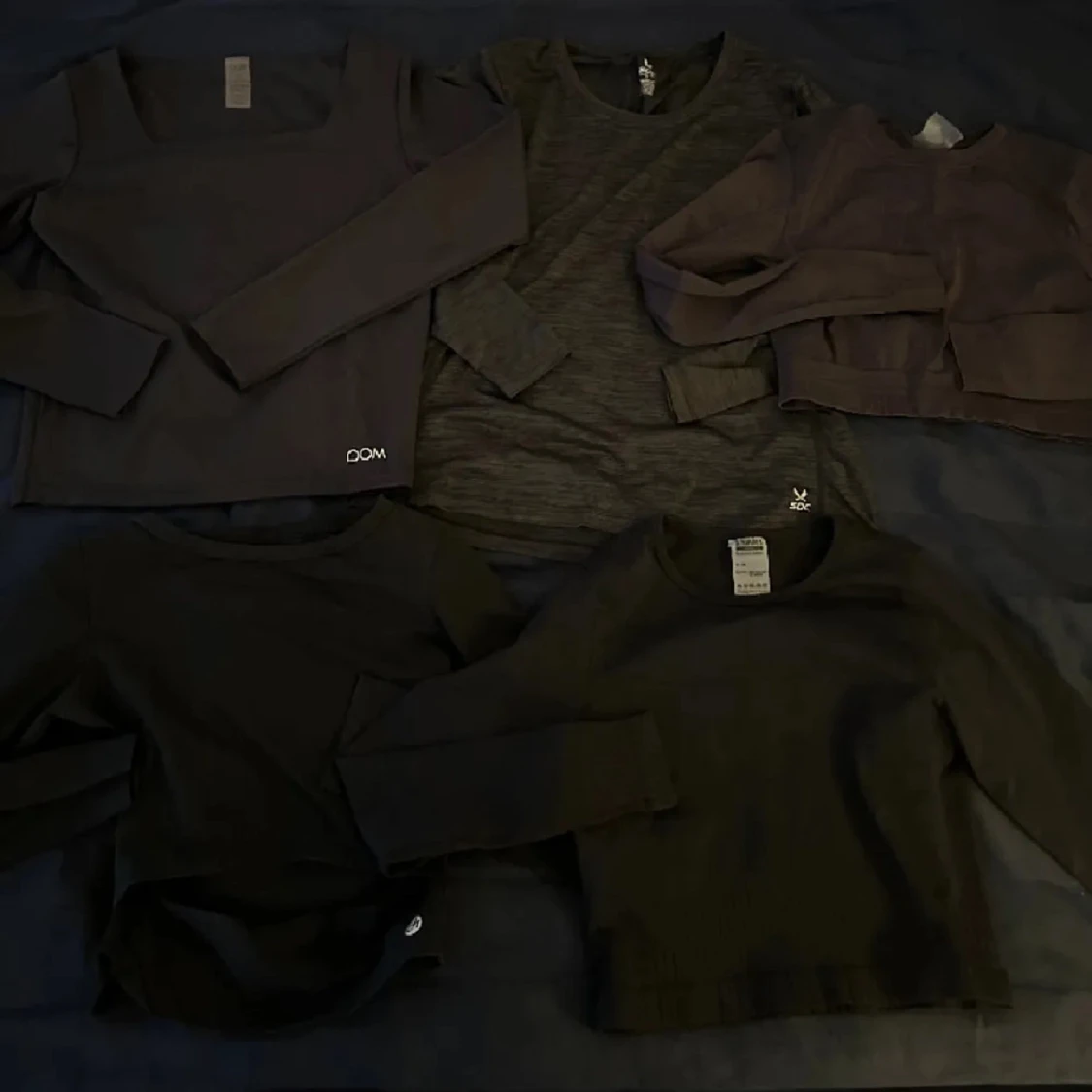 Svarta och grå långärmade tröjor