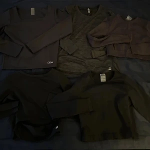 Svarta och grå långärmade tröjor - Säljer nu vidare dessa fem träningströjor pga dom var för små❤️ alla är i ny skick