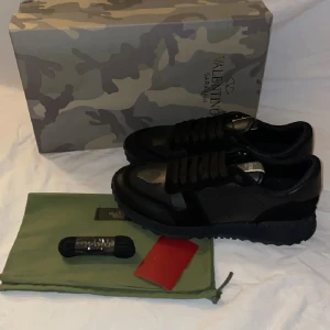 Valentino Rockrunnurs  - Tja! Säljer min Valentino Rockrunnurs i storlek 42, dem är i nyskick, riktigt feta skor rekommenderar dem, skriv om ni har några frågor eller funderingar!