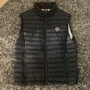 Mörkblå Colmar väst - Tjena! Säljer nu min tvär feta colmar väst eftersom har inte så mycket användning för den längre. Den ända defekten är att den har en jätte liten skada vid vänster axel (se sista bilden) Men syns inte och man märker inte ens. Har du några frågor är det bara kontakta. 