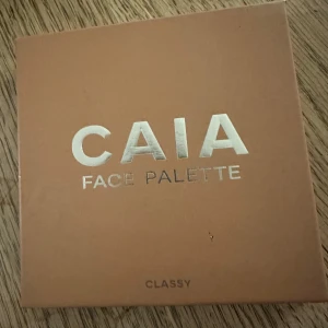 Face Palette Classy från CAIA nästan som ny , knappt använd  - Snygg face palette från CAIA med fyra nyanser: contour, blush, bronzer och highlighter. Perfekt för att skapa en komplett look med naturliga toner. Paletten har en inbyggd spegel för enkel applicering., nästan som ny , knappt använd , se bilder , tyvärr ingen kartong 