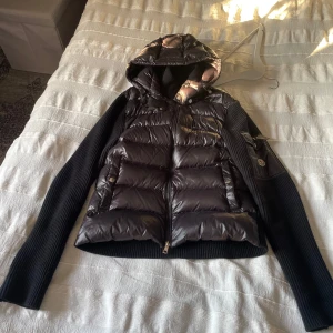 Svart pufferjacka från Moncler - Säljer min moncler cardigan för ångrar köpet de va ett random köp som jag ångrar den är i i small är 176 armarna passar bra med de är vid magen de är lite kort den är knapp använd så hör av er om ni blir sugen på köpa priset är inte hugget i sten
