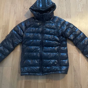 Peak Performance Vinterjacka - Säljer denna feta jacka då jag köpt ny, jackan är i mycket fint skick utan några defekter! Storlek är 170 men passar S och sitter bra på mig som är 176cm. Skriv för frågor! 