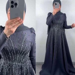 Mörkgrå långklänning med paljetter - Mörkgrå långklänning med glittrande papeljetter, endast testad och ligger i kartongen den kom i, kvitto och prislapp finns kvar. 🩷Vill verkligen få den såld så våga inte att höra av er eller lägga ett prisförslag (originell pris 2300kr men köpt på rea för 1200kr)