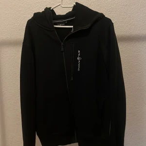 Sail racing hoodie - Storlek M har inte använt så mycket och jag köpte den för 1300.  Pris kan diskuteras 