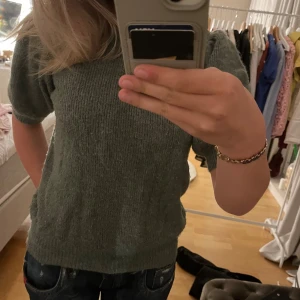 Fin tröja - Grön finstickad tröja med korta armar från Vero moda i storlek xs💗