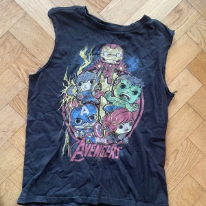 Marvel baby tee  - Avengers croppad t-shirt med avklippta ärmar