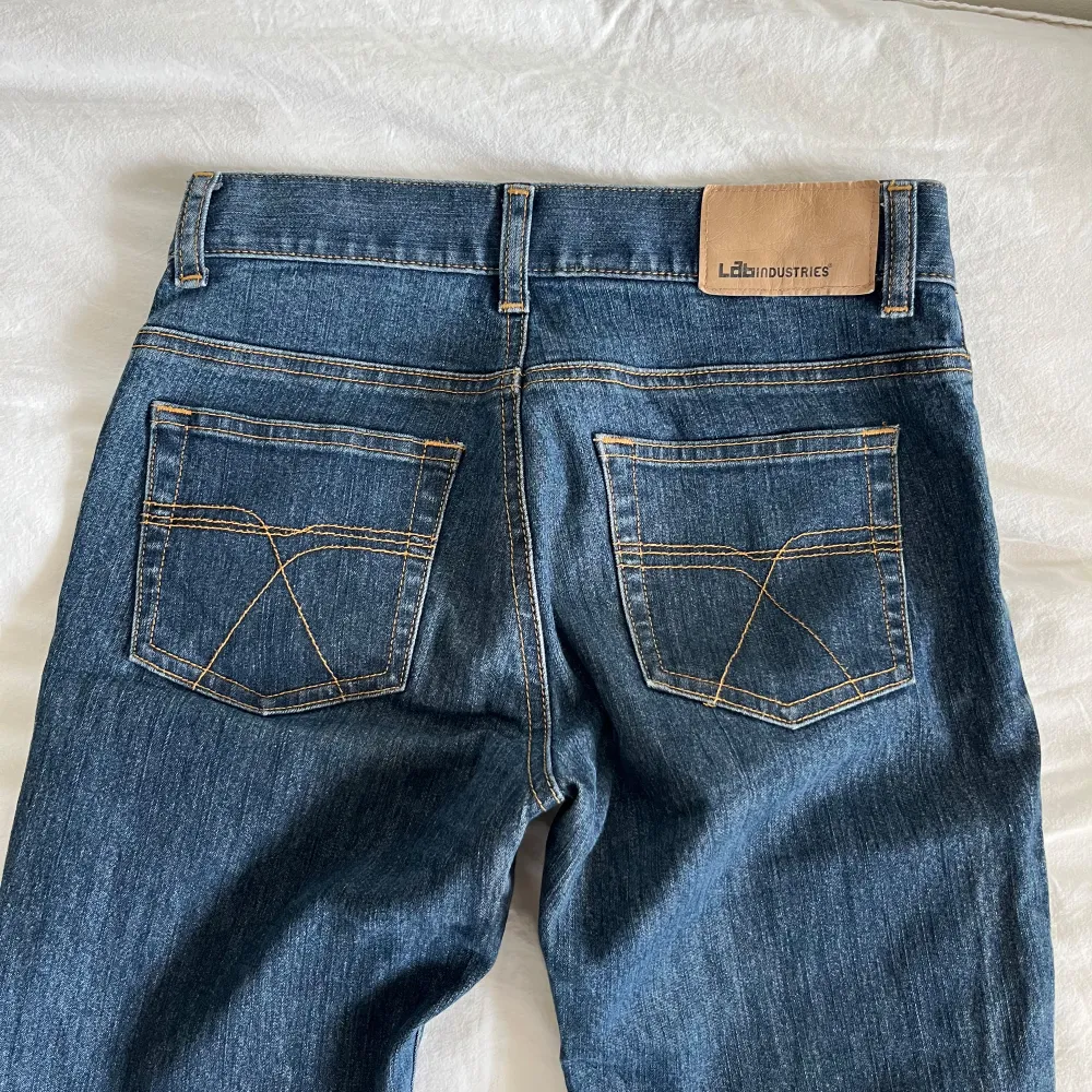 Snygga bootcut jeans. De är i helt nyskick utan slitningar💗  De är i storlek 152 men passar mig som är 160 bra!  Midjemått 36cm, innerbenslängd 73cm . Jeans & Byxor.