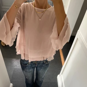 Rosa trekvartsärmad volangblus  - Rosa trekvartsärmad volangblus från H&M i storlek 38, passar S och M. Fint skick. Använd gärna köp nu!