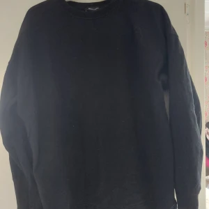 Sweatshirt - Svart sweatshirt, oversized.