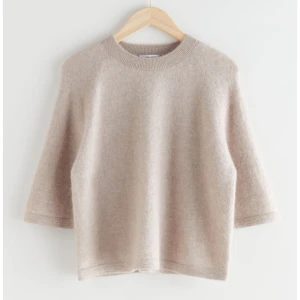 Stickad other stories tröja - Skit snygg trekvarts tröja från other stories, säljer så den inte kommer till användning. Nyskick och pris kan diskuteras vid snabb affär❣️