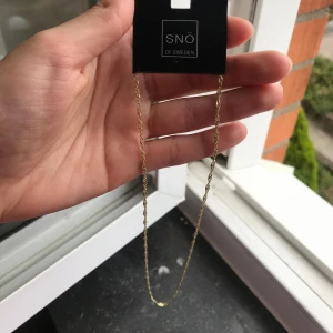 Guldfärgat halsband från SNÖ of Sweden - Säljer guldfärgat halsband från SNÖ of Sweden. Modellen heter Vienna (42 cm)  ✨