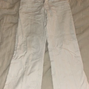 Vita Monki jeans - Ett par snygga basic monki jeans i 32 men i längden passar den någon som pr runt 150-156cm Fläckarna går bort i tvätten(jag tvättar dom innan jag postar) Finns ej o köpa idag! Skriv för mer information och priset går naturligtvis att diskutera❤️🥰 