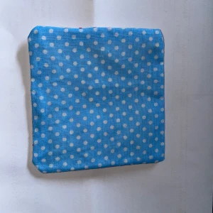 Lavendelkudde  - Handgjord Lavendelkudde, ca 9x9 cm. Lavendelkudde har inte någon fyllning, man fyller den sen när något har köpt den. Jag fyller påsen med ris och lavendel och ma kan t.ex. ha det i en garderob elr i ett skåp.