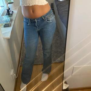 Ett par jeans med knappfickor. Dem är inte använda så mycket och den är i bra skick. Nypris 400kr. Dem är lagom längd på mig som e 165.🫶🏻