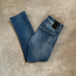 Replay Grover Hyperflex - Vi säljer nu dessa ursnygga Replay Grover Hyperflex i storlek 28! Skick: 10/10 Storlek: 28 Nypris: 1899kr Vårt pris: 399kr!