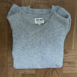 Soft Goat topp - Säljer denna fina tröja från Soft Goat! Den är använd ett fåtal gånger och i fint skick. Beställd från deras hemsida för några år sedan och finns inte kvar. Kan gå ner i pris vid snabb affär❤️