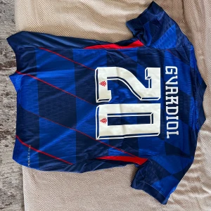 Gvardiol Kroatien tröja - Hej! Jag säljer en gvardiol Kroatien tröja för 340kr. Skriv om frågor eller intresse! 