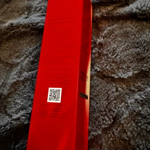 Shiseido Ultimune Power Infusing Concentrate - Säljer en flaska Shiseido Ultimune Power Infusing Concentrate. Denna produkt använder ImuGenerationRED Technology™ för att stärka och skydda huden. Perfekt för att ge huden en energiboost och förbättra dess motståndskraft. Flaskan är röd och elegant med en silverdetalj på korken. Perfekt för resor då det är en travel exclusive. som ny så kostar det 1050