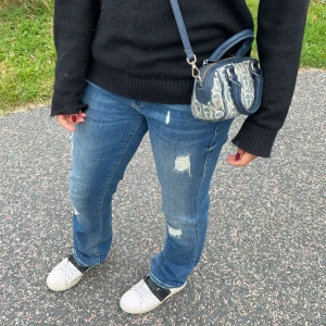 Mango Väsk  - Hej säljer denna as snygga väskan från mango älskar den så mycket o är så praktisk❣️❣️köpt för 600 Den säljs inte längre 