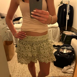 Volang kjol zara - As snygg kjol från zara, tror inte den finns längre❤️storlek xs skulle mer säga s