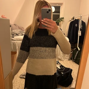 Stickad tröja - Säljer denna stickade tröjan från åhlens i jättebra skick. Fick i julklapp i julas men inte använd så mycket❤️
