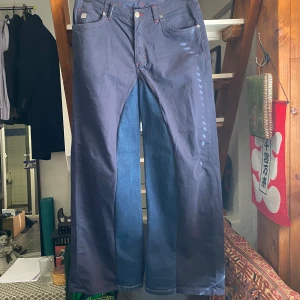 Blåa Baggy Flared Jeans - Säljer mina handgjorda mörkblåa baggy flared jeans. Storlek 33/34 eller 42,5cm i midjan, 110cm långa och 34cm i benöppningen. Skriv gärna om du undrar något! 