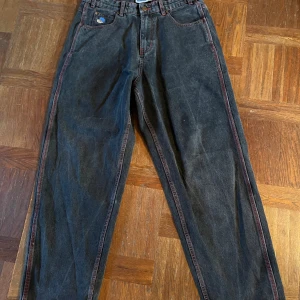 Fett baggie butter jeans - typ helt oanvända inga defekter ny skick jätte baggie snygga brallor röd/svarta butter worldwide inc.