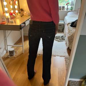 Lågmidjade jeans som jag sprättat upp där nere, waist 27-28 längd 32-34🙌🏻🍓