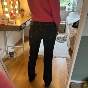 Lågmidjade jeans - Lågmidjade jeans som jag sprättat upp där nere, waist 27-28 längd 32-34🙌🏻🍓
