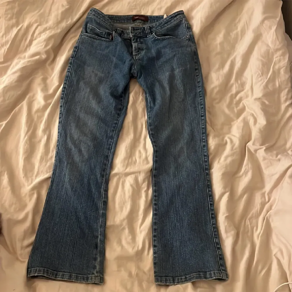 Jättesnygga low waist jeans som tyvärr måste säljas då de är för stora för mig😭Mycket bra skick, innerbenslängd: 71, midjemått: 40. Köpta här på plick alldeles nu i veckan. De tre sista bilderna är lånade från förra ägaren💞. Jeans & Byxor.