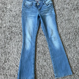 Low waist bootcut jeans  - Lågmidjade jeans från L.e.i köpta på secondhand i Danmark. Jeansen passar S och en liten M. Bra längd på mig som är 174