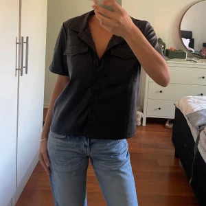 skjorta - supercool skjorta i skinnliknande material💞💞