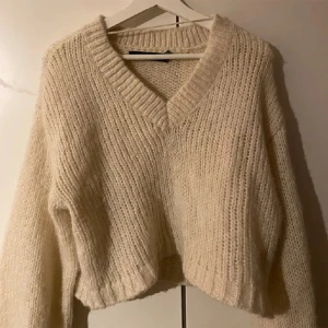 Stickad urringad tröja - Stickad tröja från Vero Moda i storlek S.  I nyskick. 