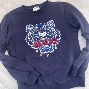 KENZO sweatshirt strl 14 år - Jättesnygg sweatshirt från Kenzo i strl 14 år. Sparsamt använd så skicket är väldigt bra! 