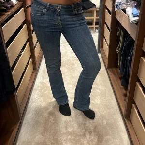 Blå jeans med bootcut - Säljer ett par snygga blå jeans med bootcut. Bekväma och stretchiga så dessa passar både storlekar under 36, och över. Säljer då jag har fler liknande par. Priset kan diskuteras ❤️