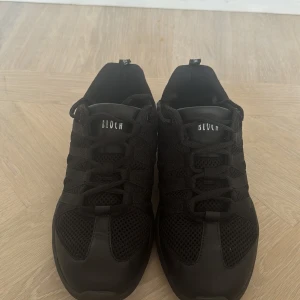 Jazzskor BLOCH - Mycket bra skick. Knappast använda, storlek 40 men känns som 39. Köptes vintern 2023 men inte använt. Säljer för 400 men kan släppa för 350. Ordinarie pris: 825 