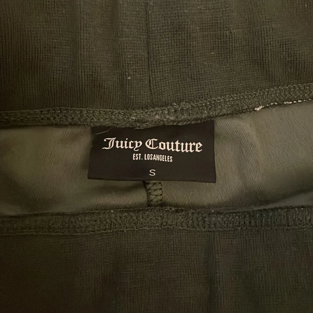 Juicy couture byxa som jag inte använder längre. Men är i nyskick och har inga skador. Ganska tjock material och bra för oväder.. Jeans & Byxor.