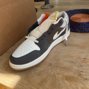 Jordan 1 Low SNKRS Day Korea Magpie (2023) - Storlek 43, helt nya och oanvända. Kartong med (stockX verifierings tagen sitter kvar).   Säljer den för exakt vad de kostade inklusive frakt från Sydkorea 😄  