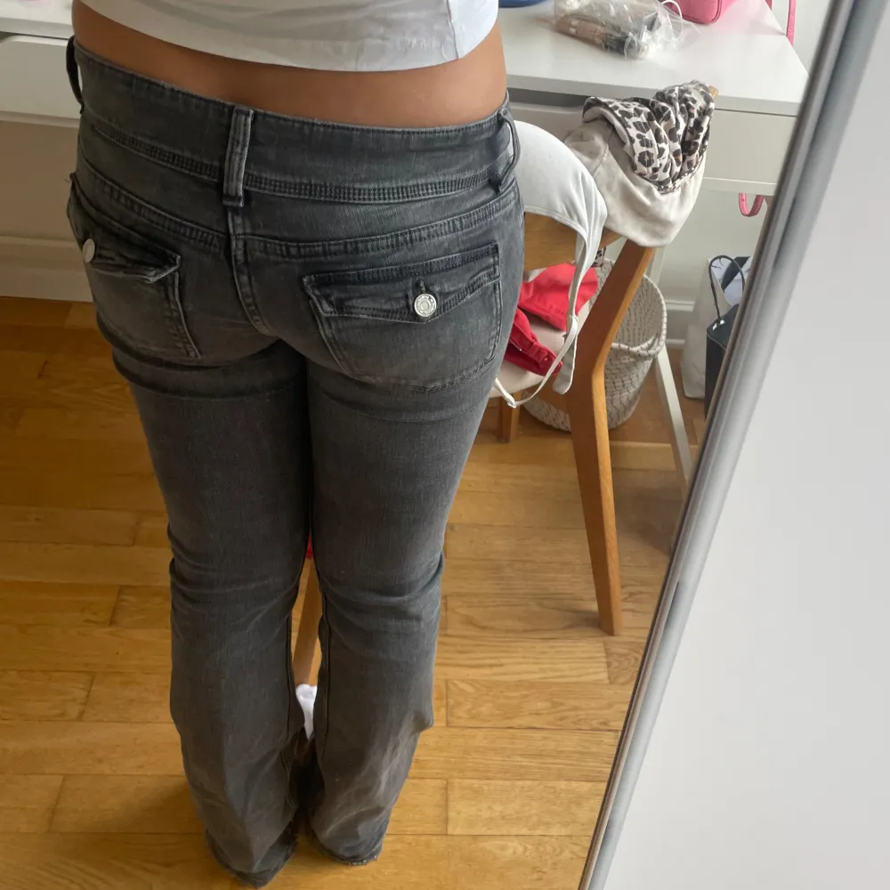 Gråa bootcut lowwaist jeans från gina young. Bra skick, har inte använts så mycket. Midjemått: 38 rakt över (38x2).  Står i jensen 158 cm. . Jeans & Byxor.