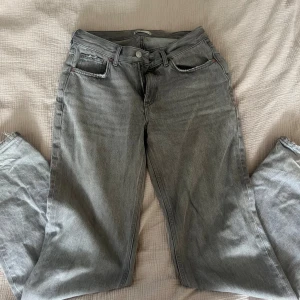 Gina tricot jeans - Superfina gråa jeans. Modellen är rak och lågmidjad i storlek 36. Säljer pågrund av för stora för mig.