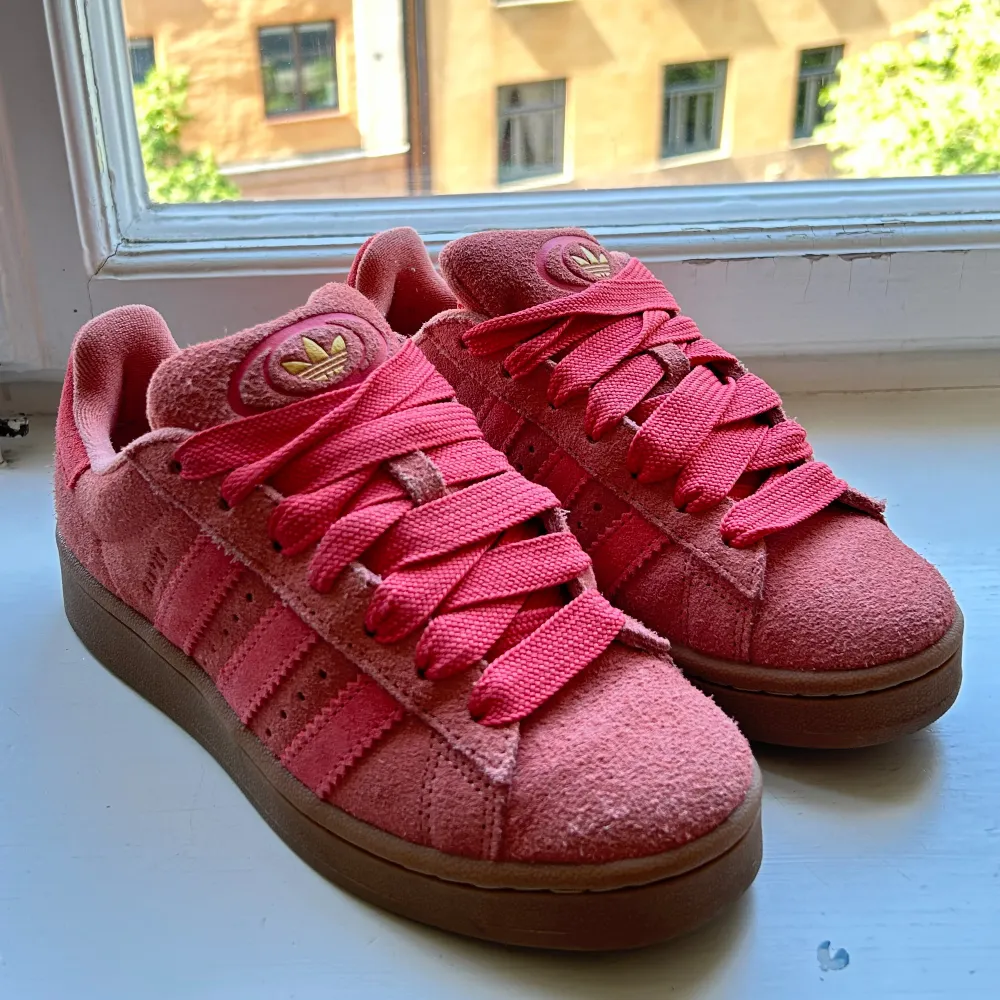 Adidas Campus 00S W Storlek 37 1/3 Aldrig använda då jag råkat köpa fel storlek. Skor.