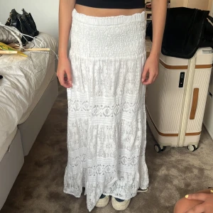 Jättefin vit långkjol ❤️ - Superfin, köpt i Spanien för 700kr. Säljer för 350kr❤️ passar från xxs till m ungefär, den är stretchig❤️