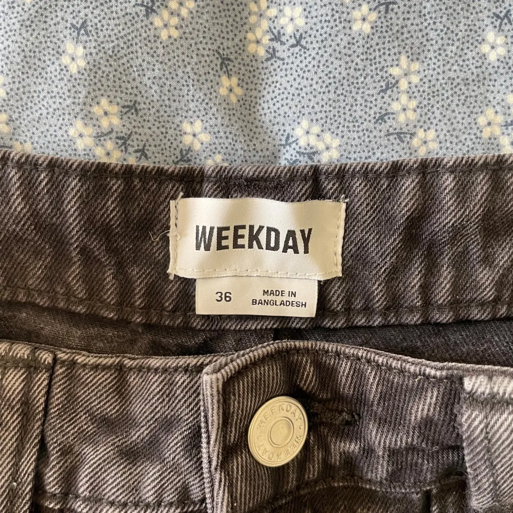 Jeans med fickor, hög midja och vida ben, från weekday i storlek 36, bra skick och inga defekter. Farkut & Housut.