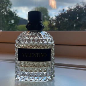 Valentino born in Roma yellow dream - Hej! Har tänkt sälja en parfym (valentino yellow dream) då jag har tröttnat på den. Den har ca 75 ml kvar. Det är en parfym som ger mycket komplimanger och funkar året runt. Köpte 100 ml för 1100 så ett väldigt bra pris för den👍 priset går diskuteras
