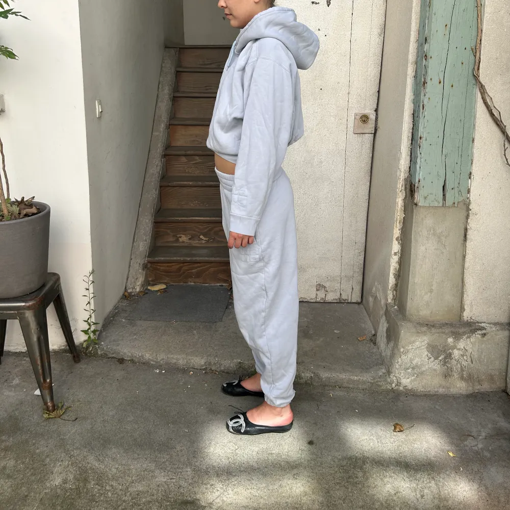 Så fin alexander wang tracksuit. Andvänd men bra skick Köpt för 5000kr . Hupparit & Collegepaidat.